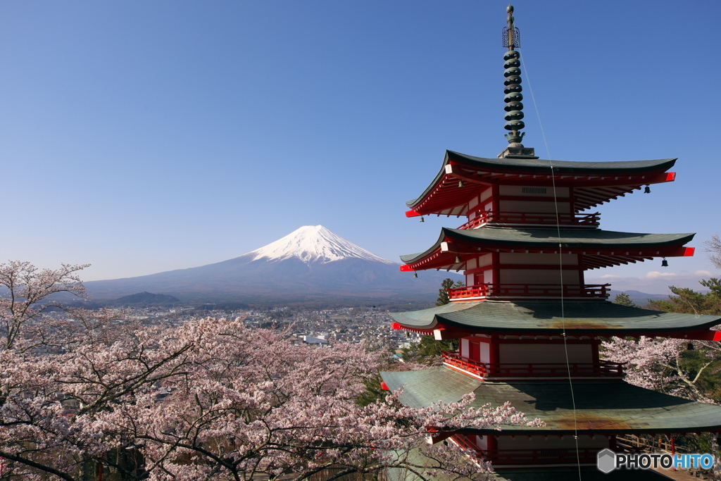 富士と桜と忠霊塔