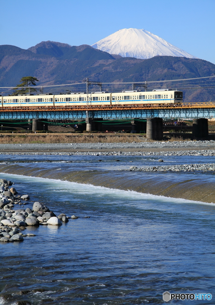 酒匂川を渡る小田急8000形