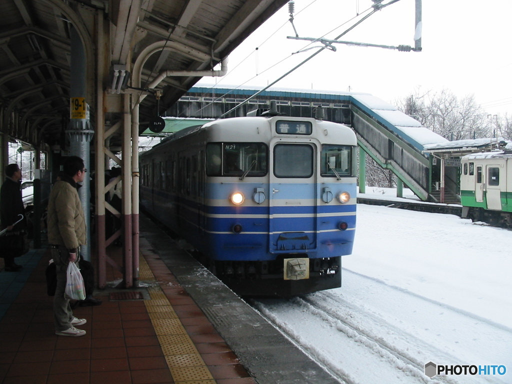 小出駅 115系（新潟3次色）