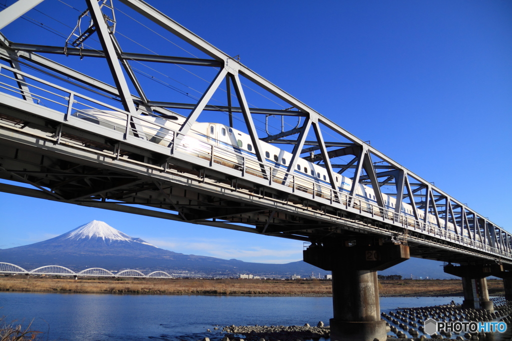 富士川を渡る新幹線N700系