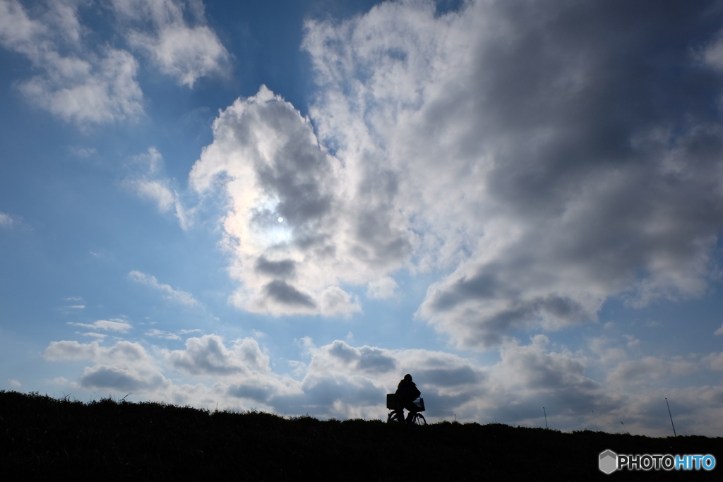 雲と冬空と利根川堤防