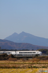 筑波山と651系特急スーパーひたち