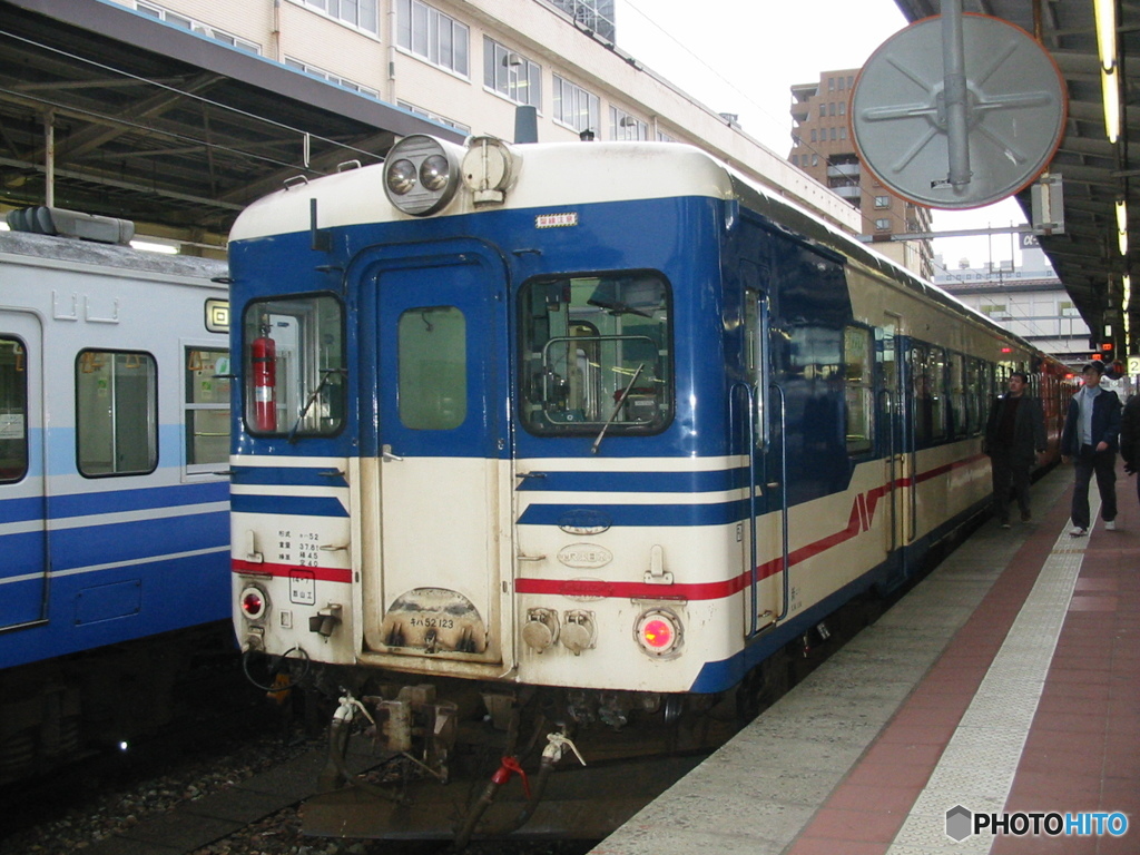 新潟駅 快速べにばな キハ52形（新潟色）