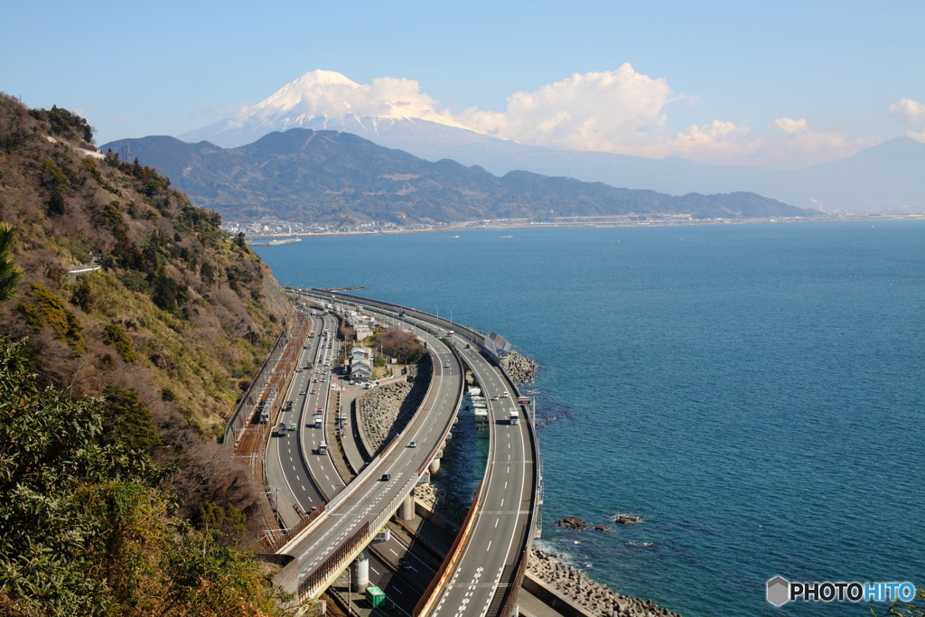 富士と駿河湾と東海道本線