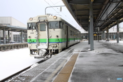 雪の晴れ間の函館駅