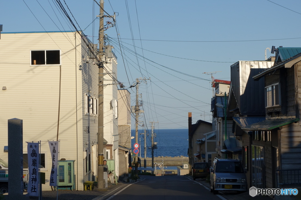 海へ向かう道