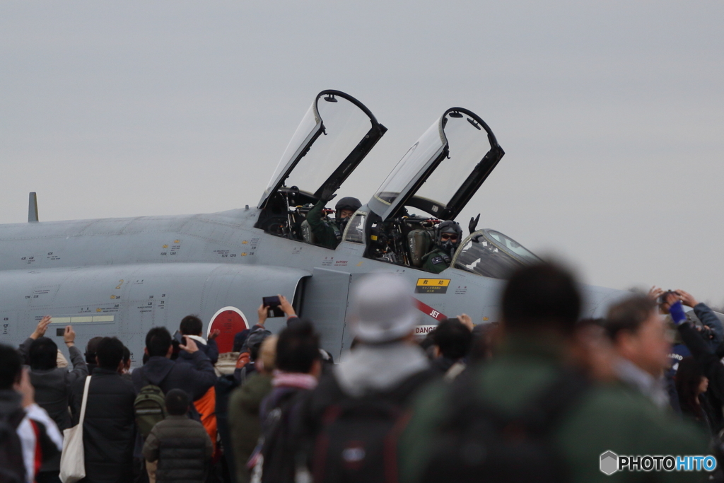 手を振るパイロット F-4EJ改