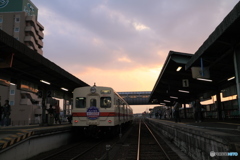 夕暮れの水海道駅 キハ350形
