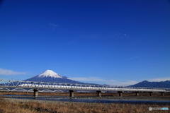 富士川を渡る新幹線700系