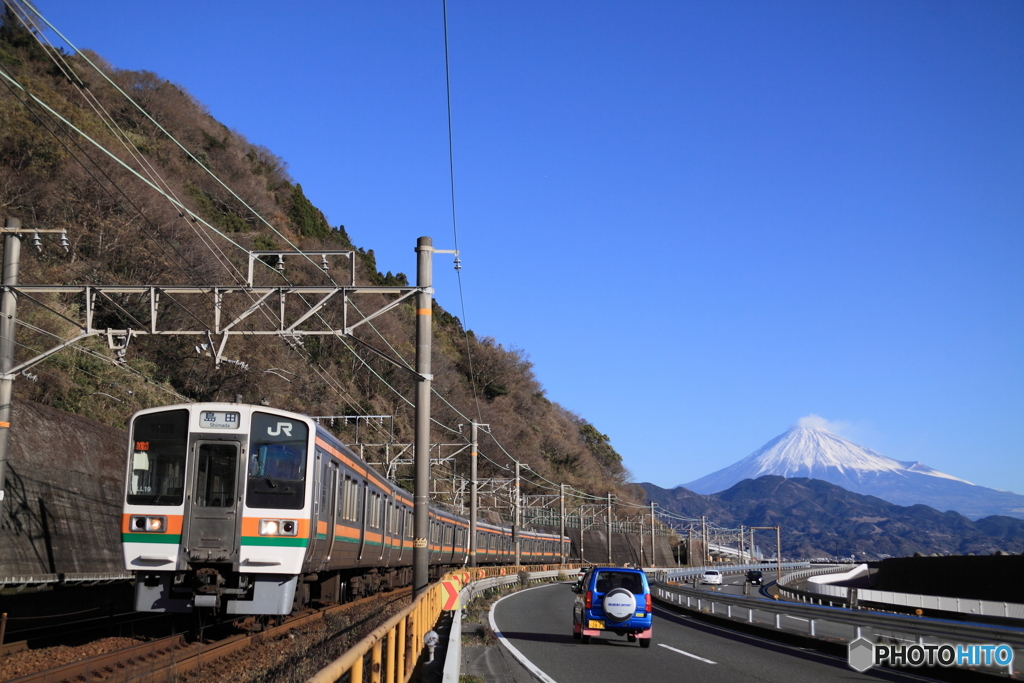 東海道本線 由比-興津 富士山と211系