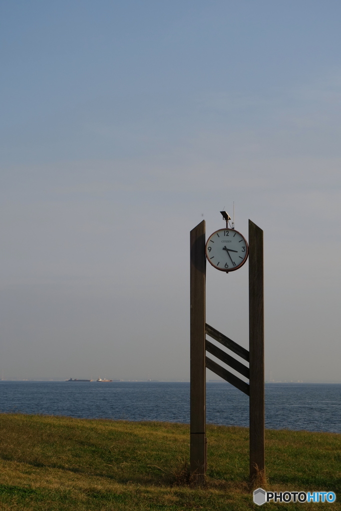 時計台と海