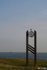 時計台と海