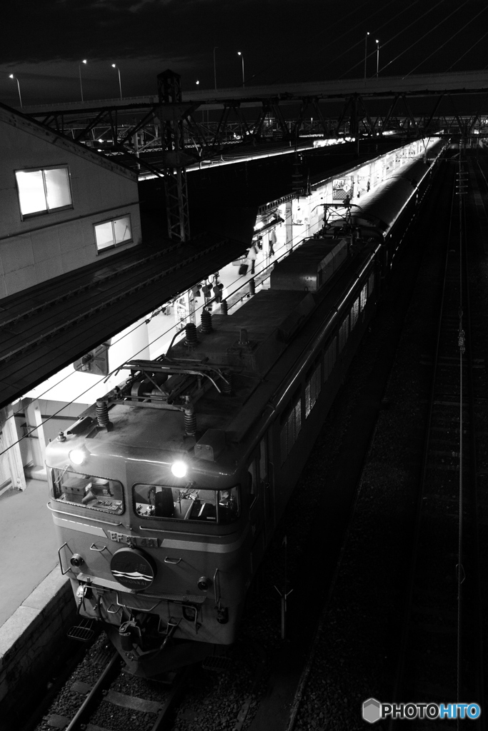 青森駅に佇む寝台特急日本海
