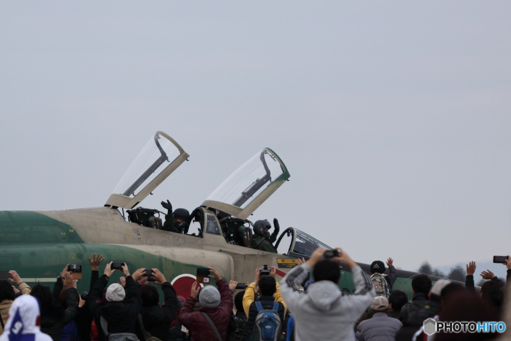 手を振るパイロット RF-4E