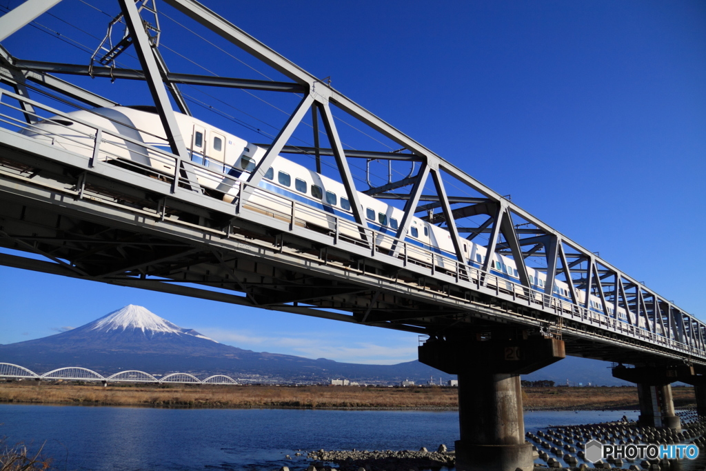 富士川を渡る新幹線300系