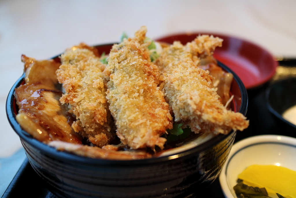 厚岸の牡蠣ブタ合戦丼