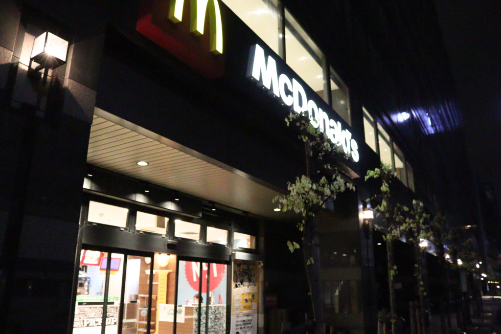 真夜中の銀座のマック。