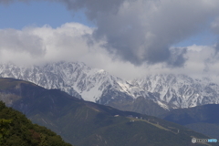 雲をかぶってる白馬岳と小蓮華山