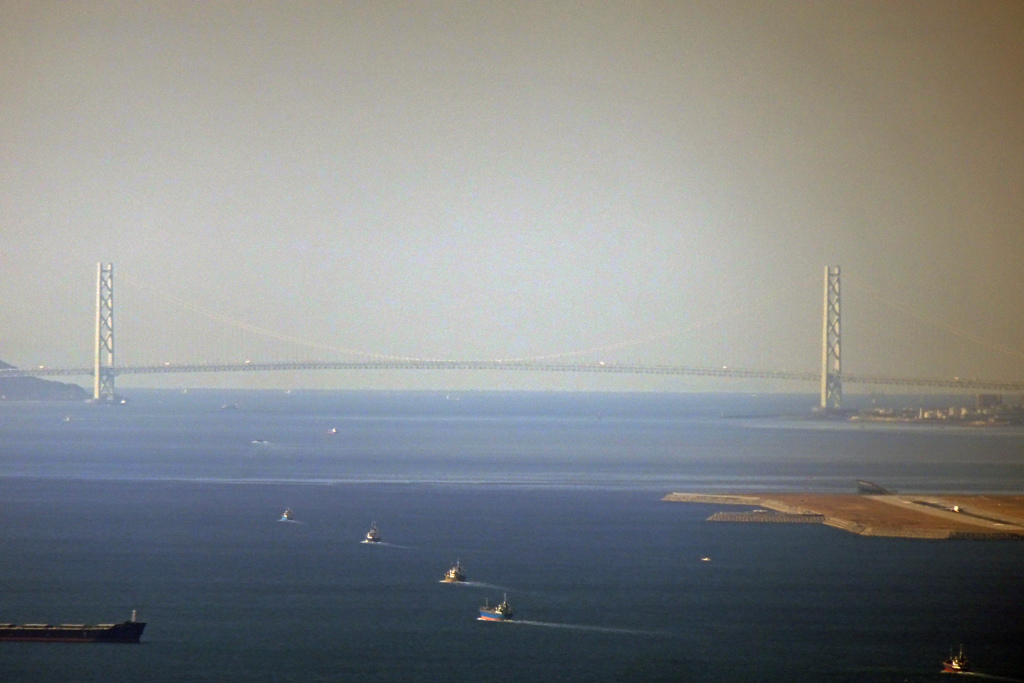 明石海峡大橋がうっすらと