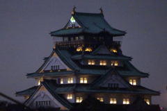 薄暮の大阪城天守閣