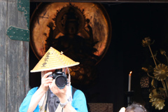 カメラマンと多宝塔仏像