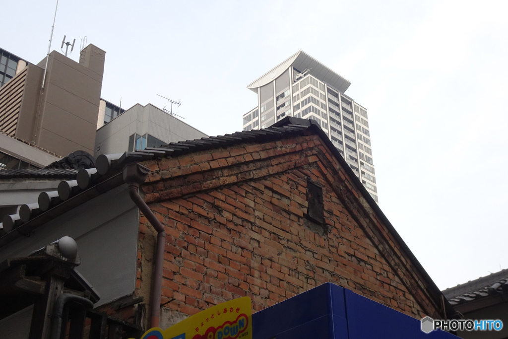 ビル街の町家
