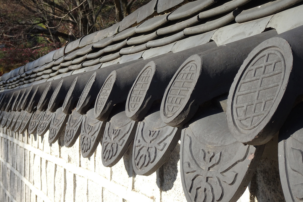 韓国庭園の壁の庇