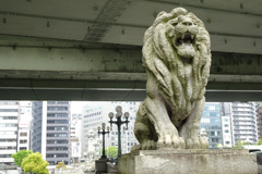 吠える