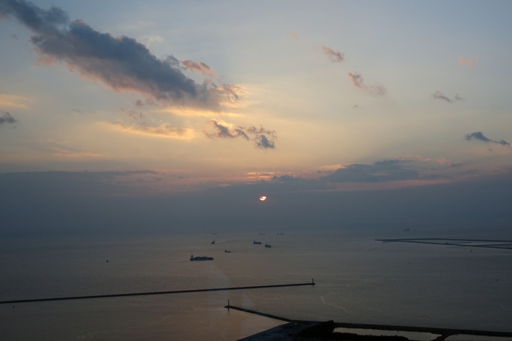 淡路島の向こうへ沈む