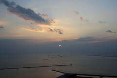 淡路島の向こうへ沈む