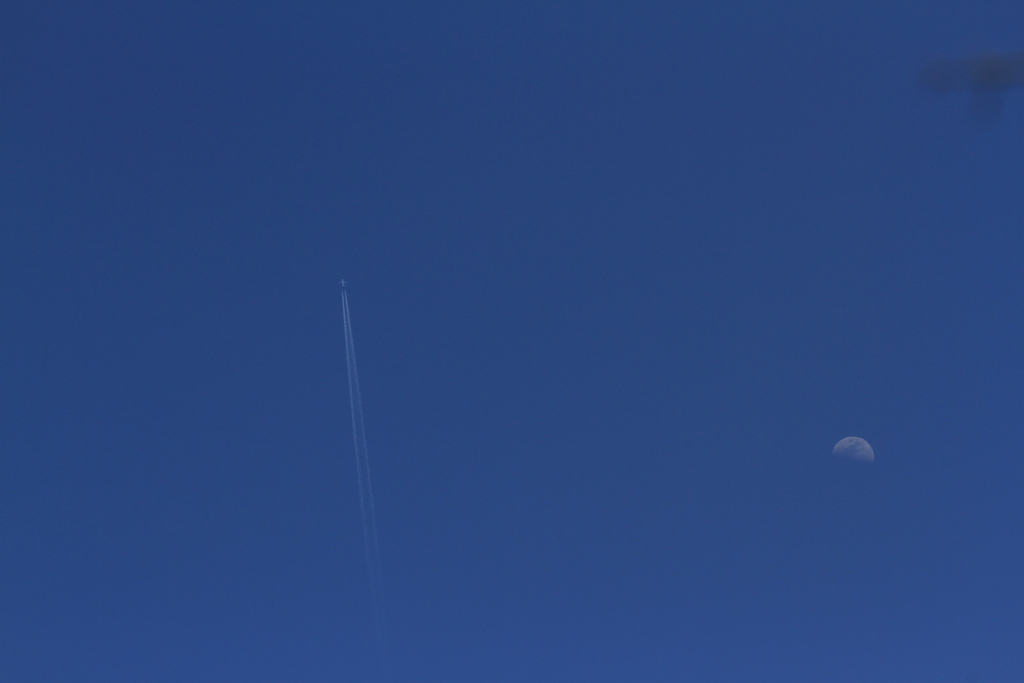 飛行機雲と月