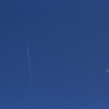 飛行機雲と月