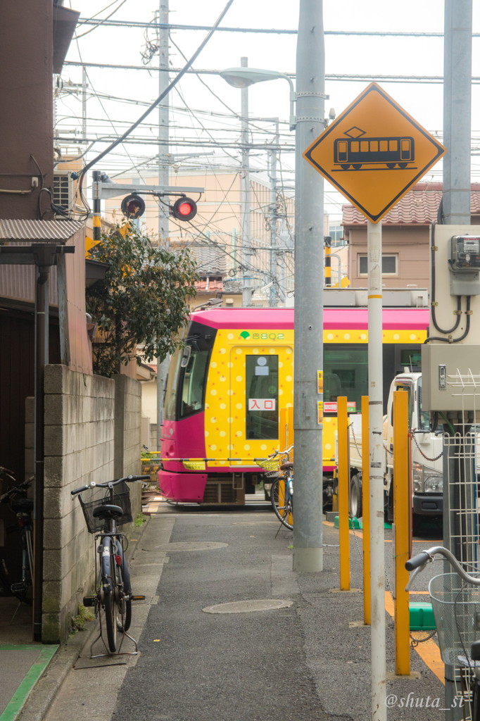 路地裏の踏切