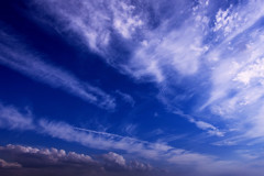 青に切り裂かれる白雲