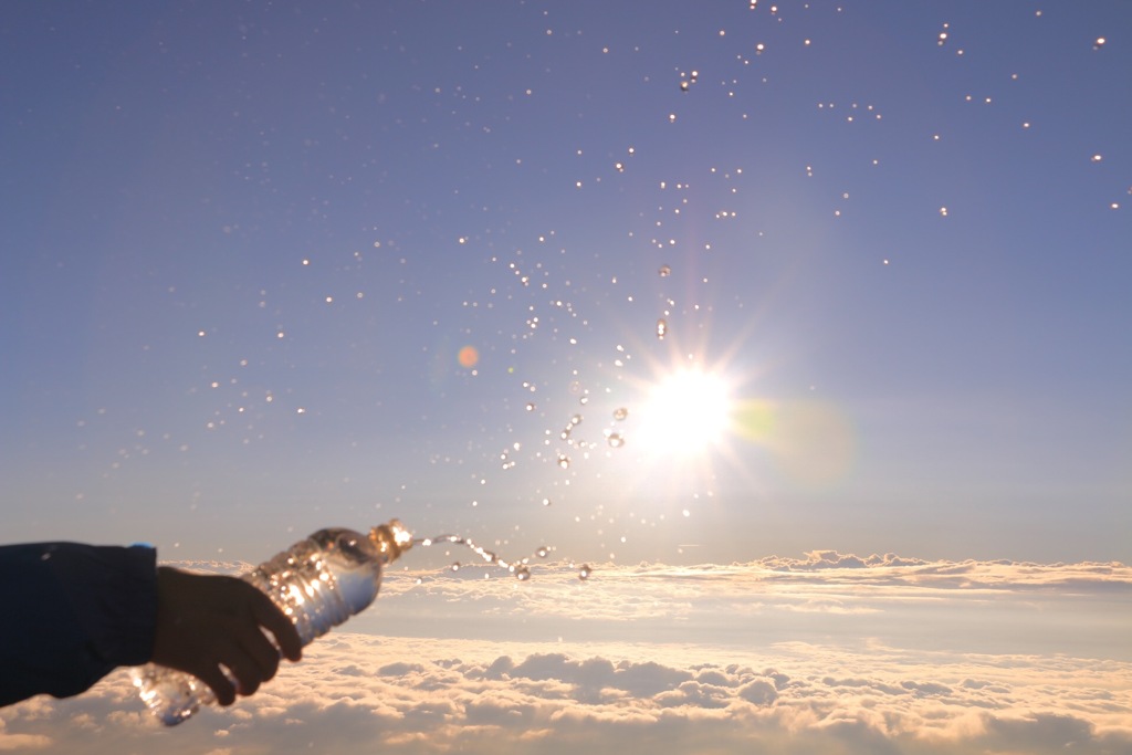 雲の上の水