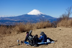 富士と親子 若いお父さんが子をおぶって登りました