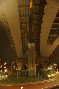 高速道路の下は