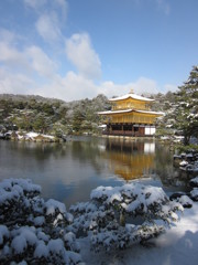 青空が映える雪の金閣寺