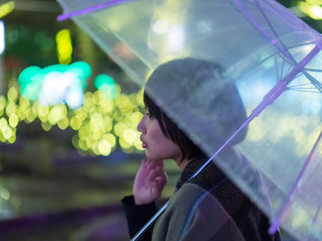 雨、イルミネーション、横顔