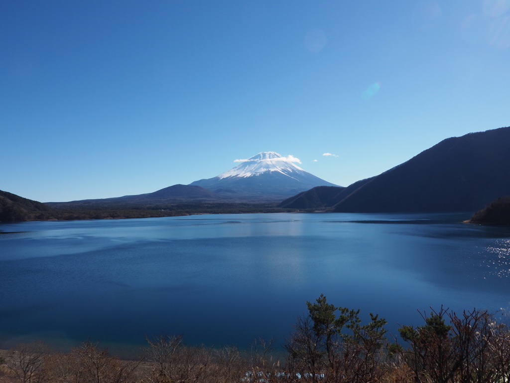 本栖湖と富士山
