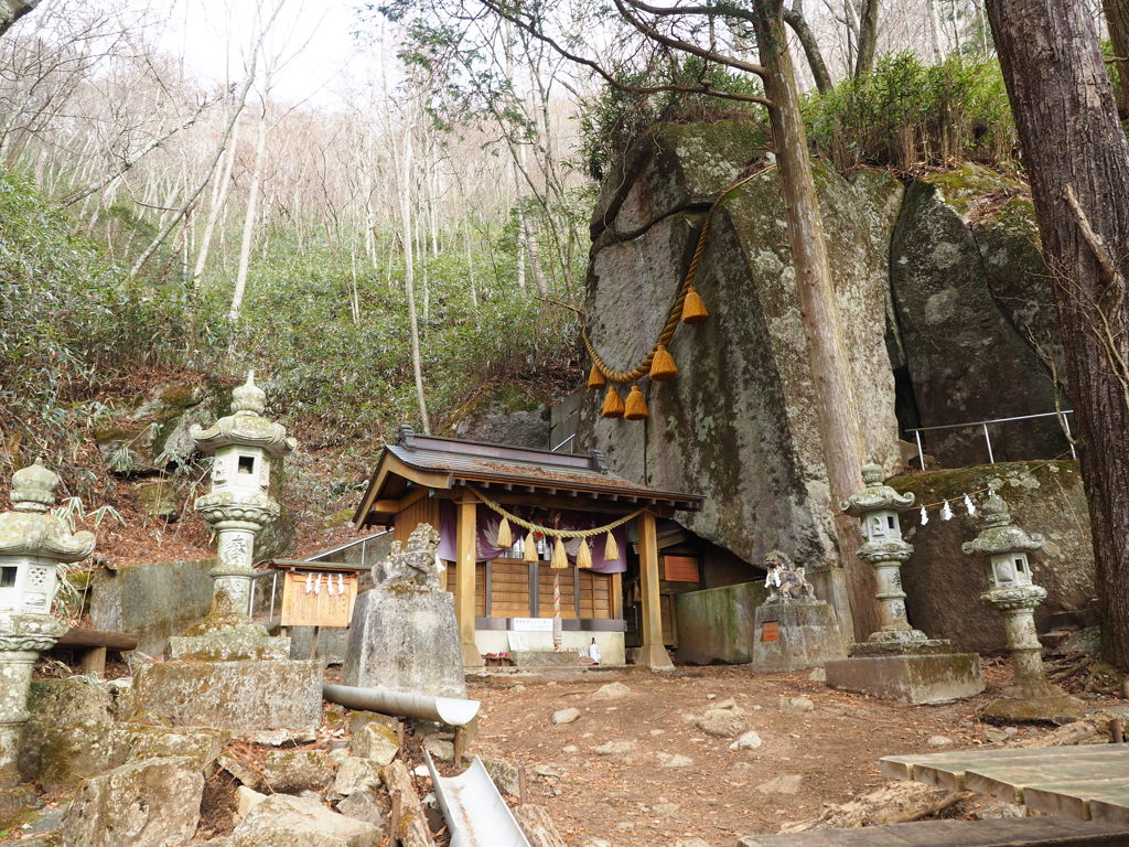 石割神社