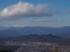 忍野村町並みと南アルプス
