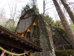 石の字に割れたご神体の石