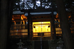 夜の神社・本殿