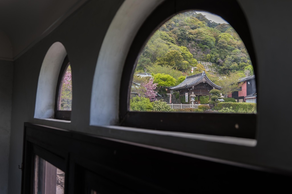 屋根裏から覗く神社