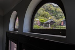 屋根裏から覗く神社