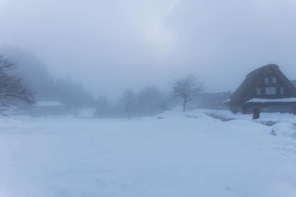 霧の向こうの集落