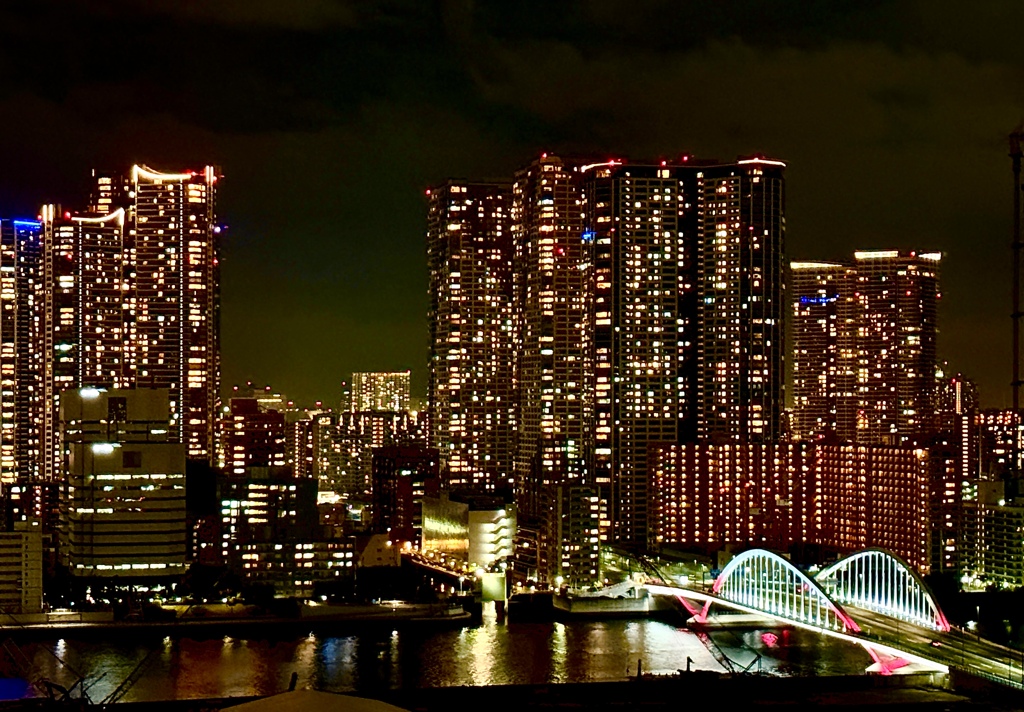 秋の夜、海風が街の灯火を撫でていく