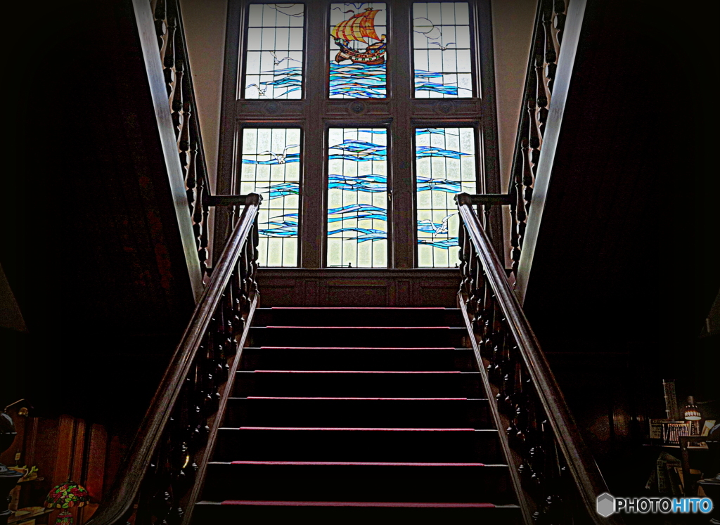 フランス風洋館の玄関口では、手すりが美しい赤絨毯の階段が出迎えてくれます　♡
