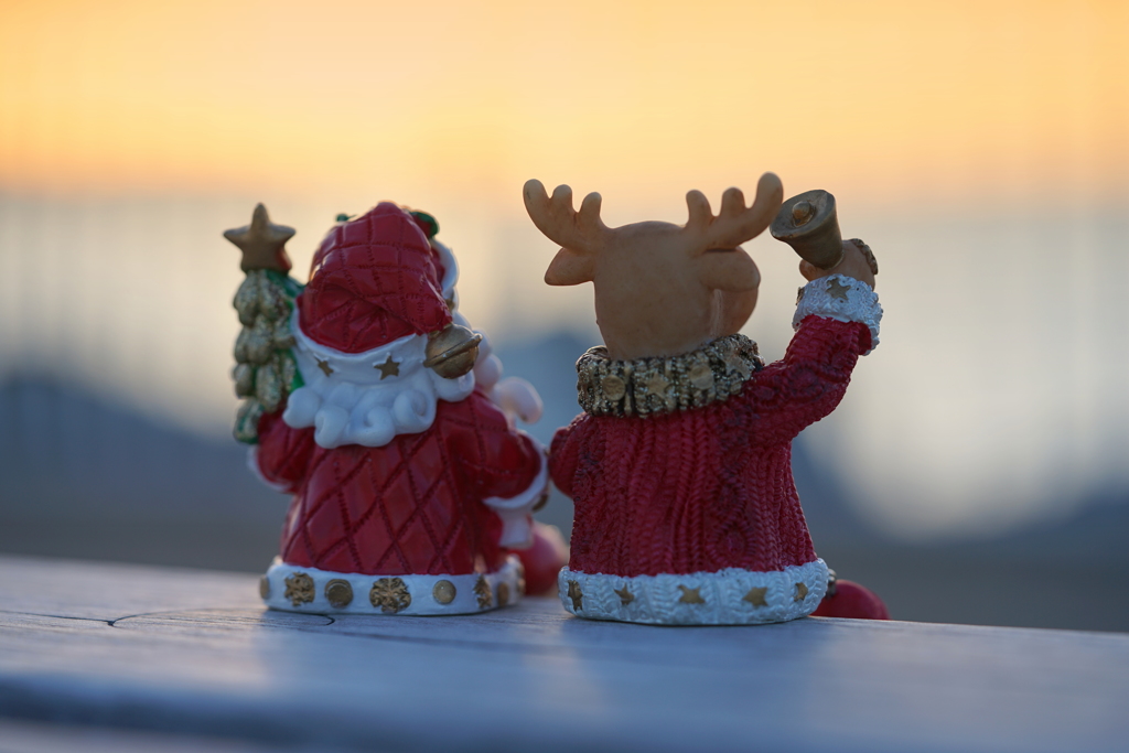 毎年、クリスマスの夜中に働くサンタさんとトナカイさん　♪